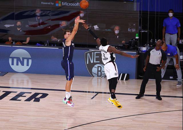 NBA-东契奇压哨绝杀快船，终结对手四连胜登顶西部引热议